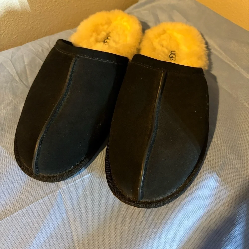 UGG Black and Cream scuff slippers fed  with Sheepskin/wool Lining